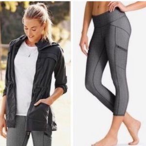 Athleta Static Drifter Gray Capri. Size Small.